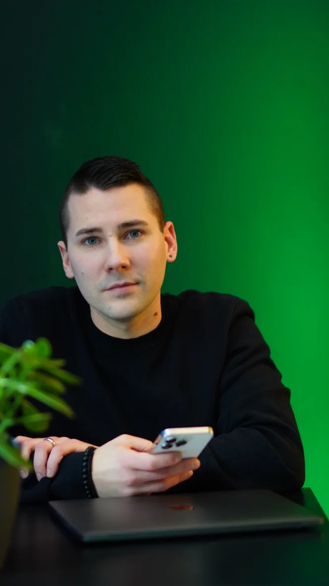 Chris Fuhrmann, Inhaber des Computerzentrums Lübben, am Schreibtisch im grünen Licht